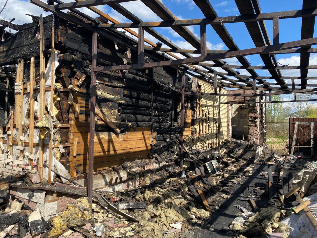 Мародёры пытались растащить имущество из сгоревшего в Тверской области дома