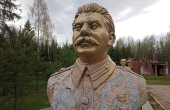 Неизвестные вандалы расстреляли бюст Сталина в Тверской области