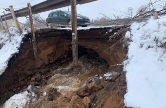 В Тверской области течение разрушило часть автомобильного моста В Тверской области течение разрушило часть автомобильного моста