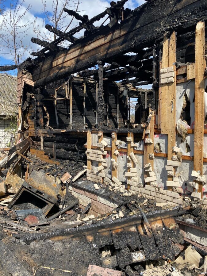 Мародёры пытались растащить имущество из сгоревшего в Тверской области дома