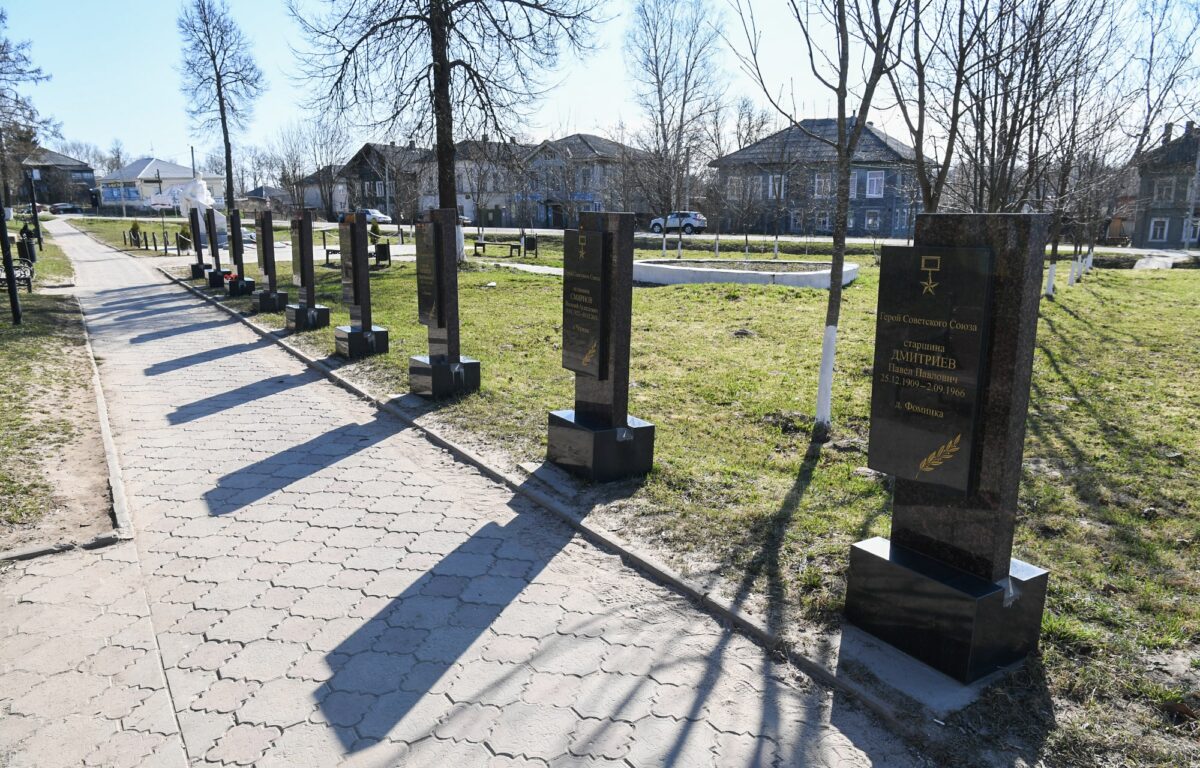 Игорь Руденя возложил цветы к памятнику воинам-краснохолмцам, павшим в годы Великой Отечественной войны