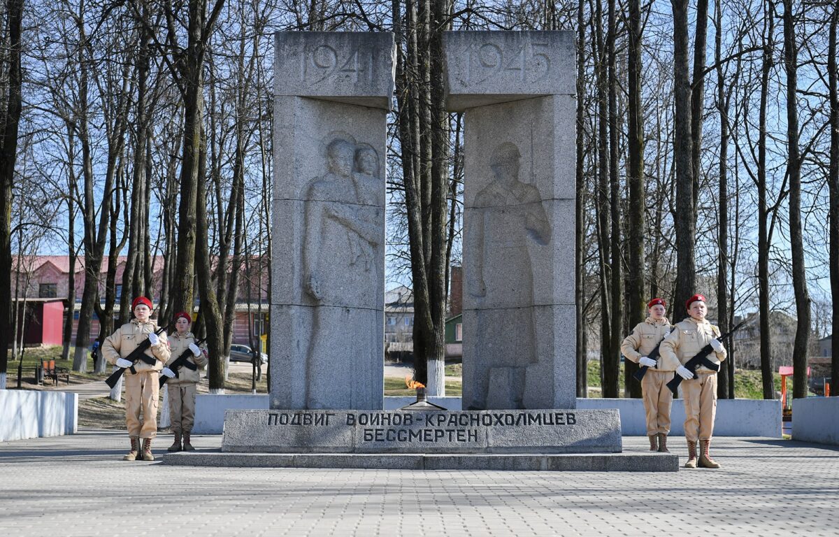 Игорь Руденя возложил цветы к памятнику воинам-краснохолмцам, павшим в годы Великой Отечественной войны Игорь Руденя возложил цветы к памятнику воинам-краснохолмцам, павшим в годы Великой Отечественной войны