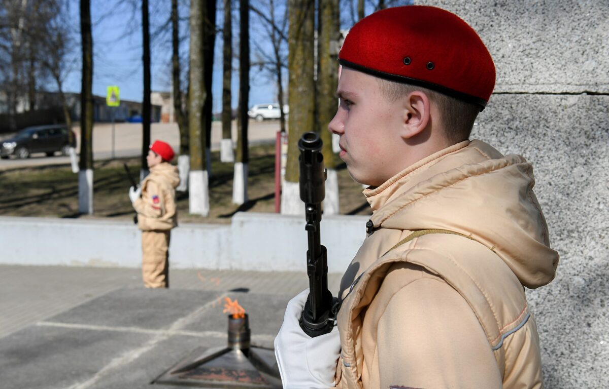 Игорь Руденя возложил цветы к памятнику воинам-краснохолмцам, павшим в годы Великой Отечественной войны
