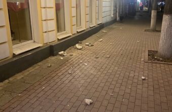 На одну из главных улиц Твери падают крупные части дома