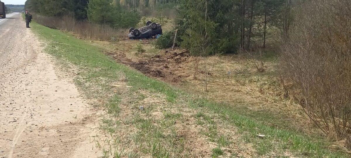 "Опель" с уснувшим водителем съехал в кювет и перевернулся в Тверской области