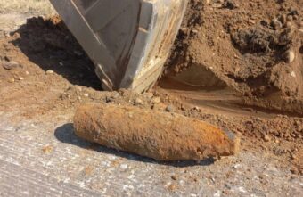 Во время ремонта дороги в Тверской области нашли артиллерийский снаряд Во время ремонта дороги в Тверской области нашли артиллерийский снаряд