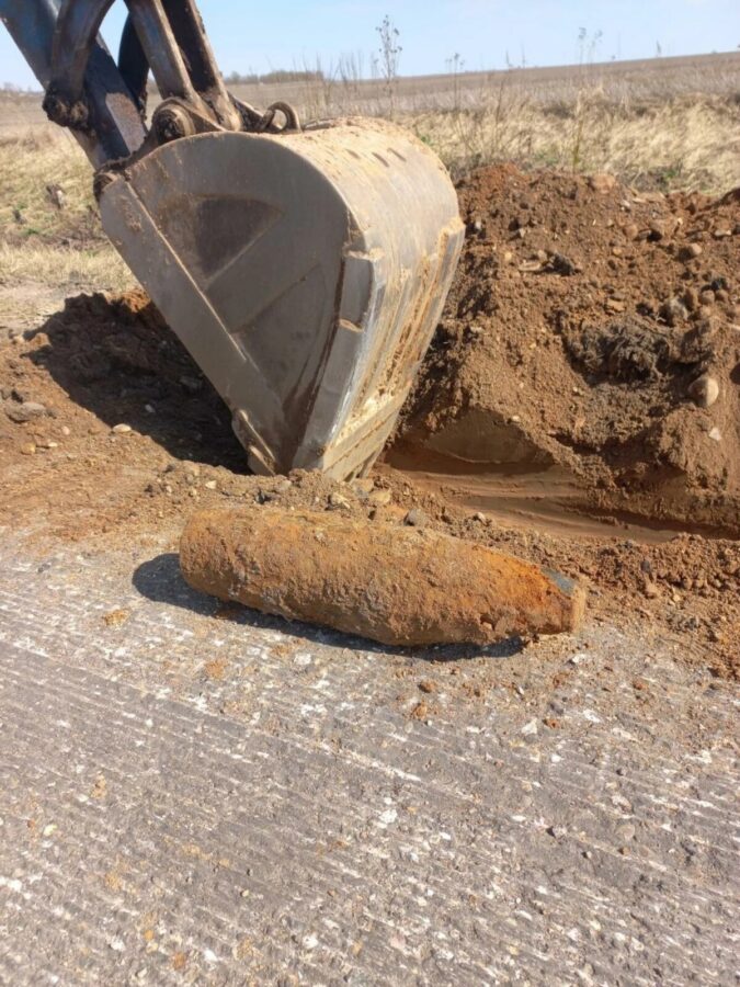 Во время ремонта дороги в Тверской области нашли артиллерийский снаряд