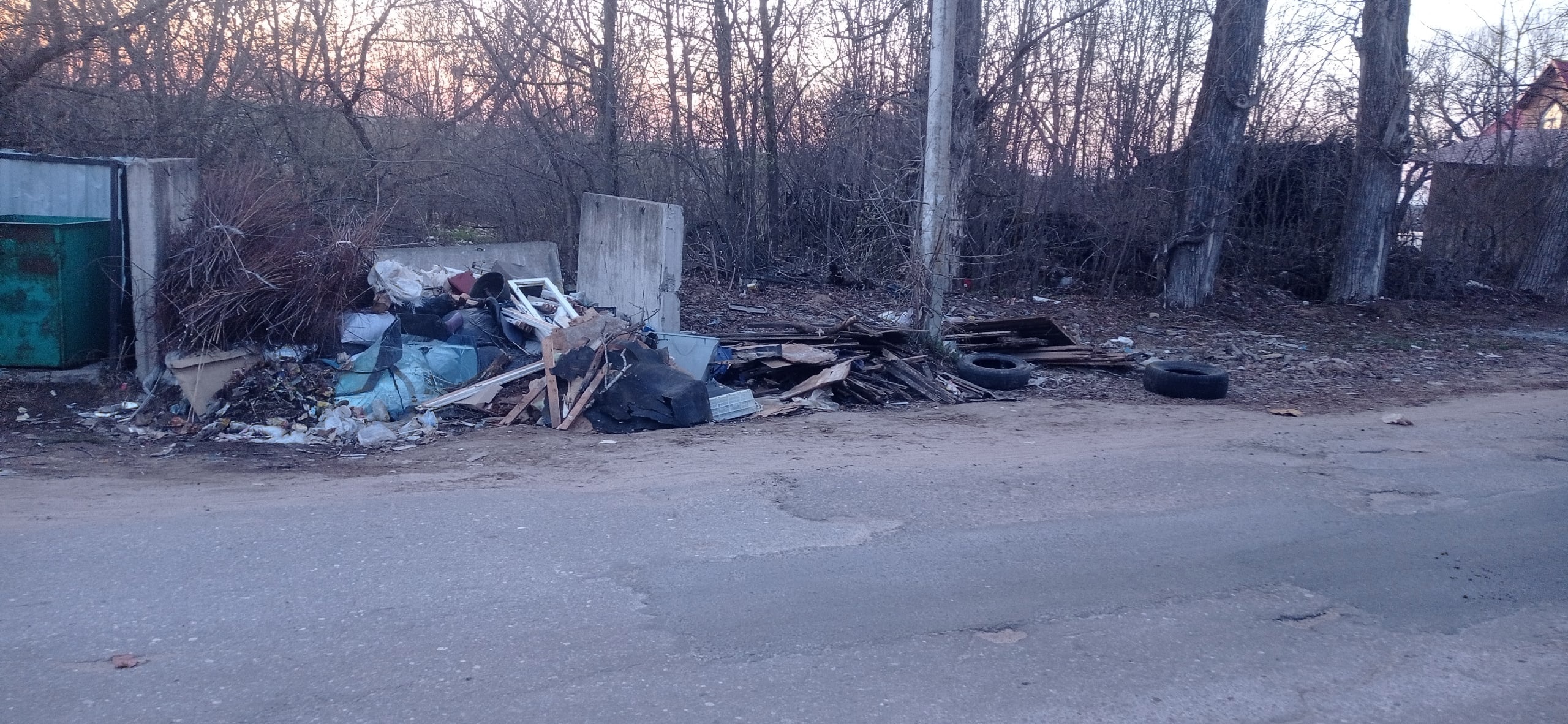 В городе Тверской области устроили большую помойку на дороге к озеру | ТОП  Тверь новости