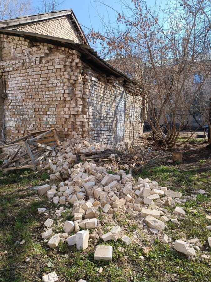 Кирпичи обрушающегося здания в Твери присваивают себе местные жители