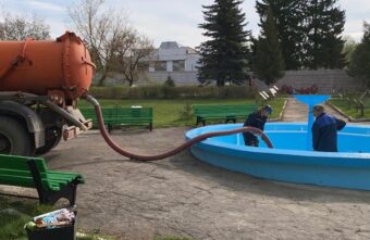 Фонтан в Тверской области перестал работать из-за мусорной пробки Фонтан в Тверской области перестал работать из-за мусорной пробки