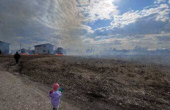 В Калининском районе рядом с жилыми домами подожгли поле