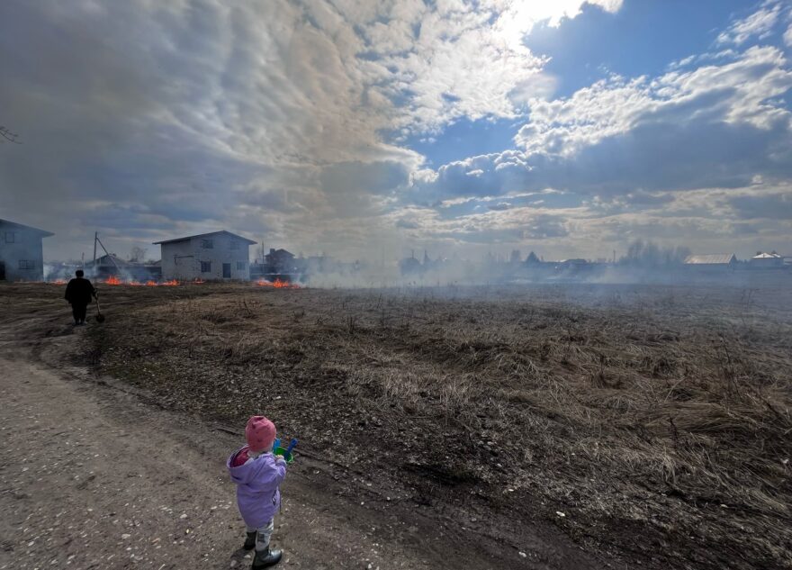 В Калининском районе рядом с жилыми домами подожгли поле
