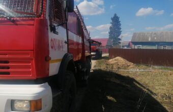 Под Тверью из-за пала травы чуть не сгорела баня