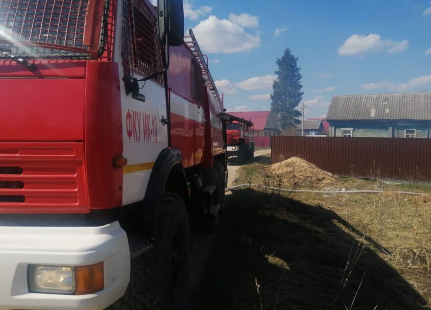 Под Тверью из-за пала травы чуть не сгорела баня