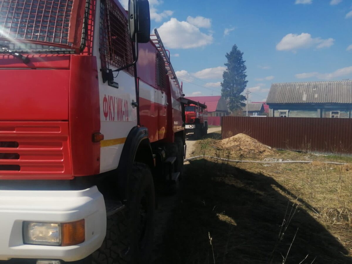 Под Тверью из-за пала травы чуть не сгорела баня