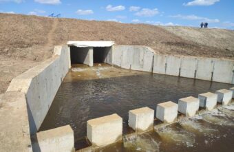 В Тверской области ремонтируют гидротехническое сооружение на реке Десенке