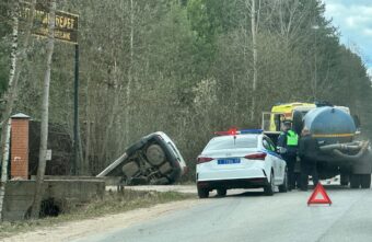 В Тверской области автомобиль упал в канаву