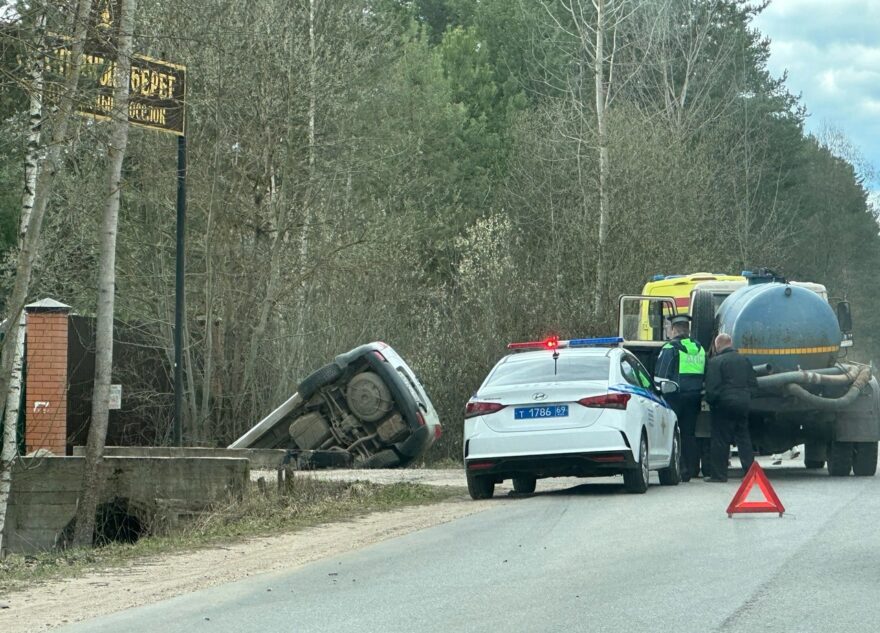 В Тверской области автомобиль упал в канаву