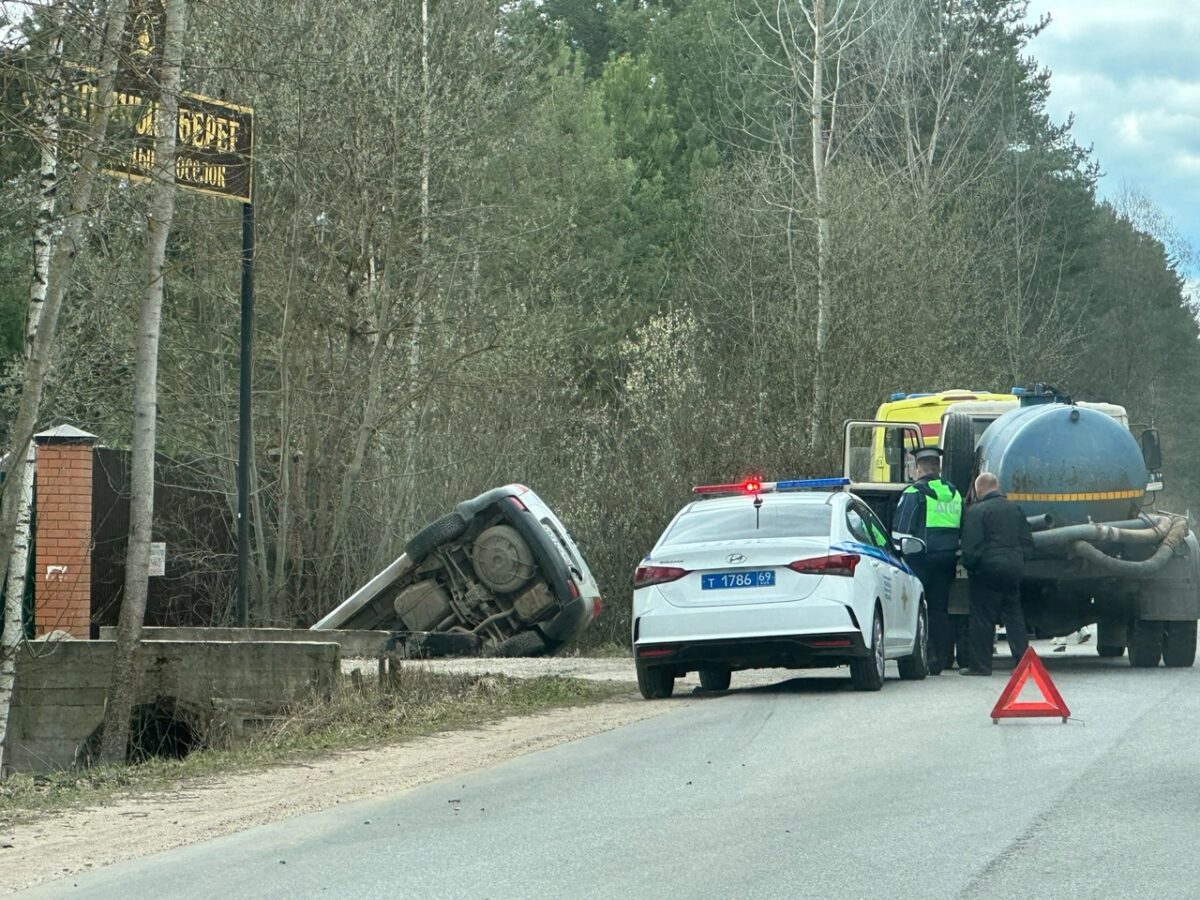 В Тверской области автомобиль упал в канаву