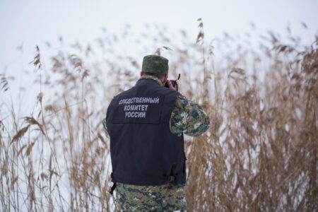 На берегу реки в Тверской области нашли тело мужчины