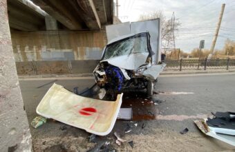 Водитель ГАЗели протаранил опору путепровода в Твери