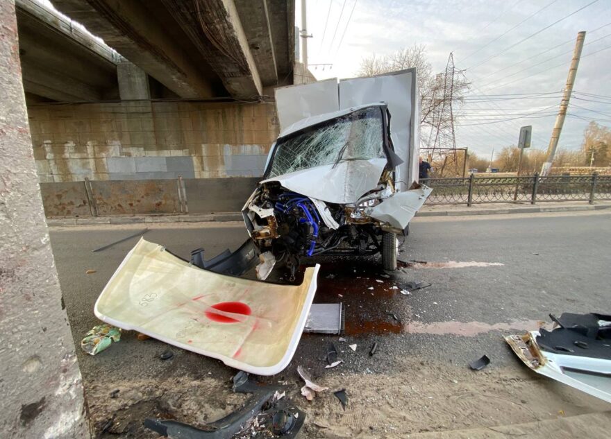 Водитель ГАЗели протаранил опору путепровода в Твери