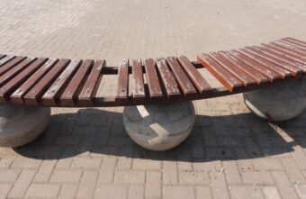 Благоустройство в городе Тверской области портят безответственные вандалы Благоустройство в городе Тверской области портят безответственные вандалы