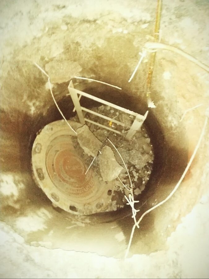 В городе Тверской области провалился под землю канализационный люк