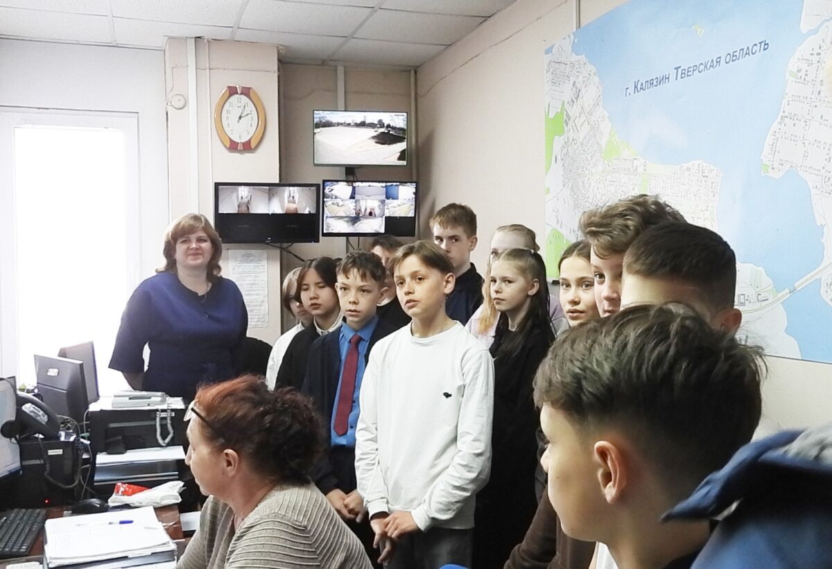 Школьникам в Тверской области провели экскурсию по отделам администрации района