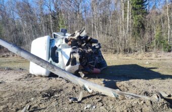 На трассе в Тверской области большегруз протаранил столб и опрокинулся