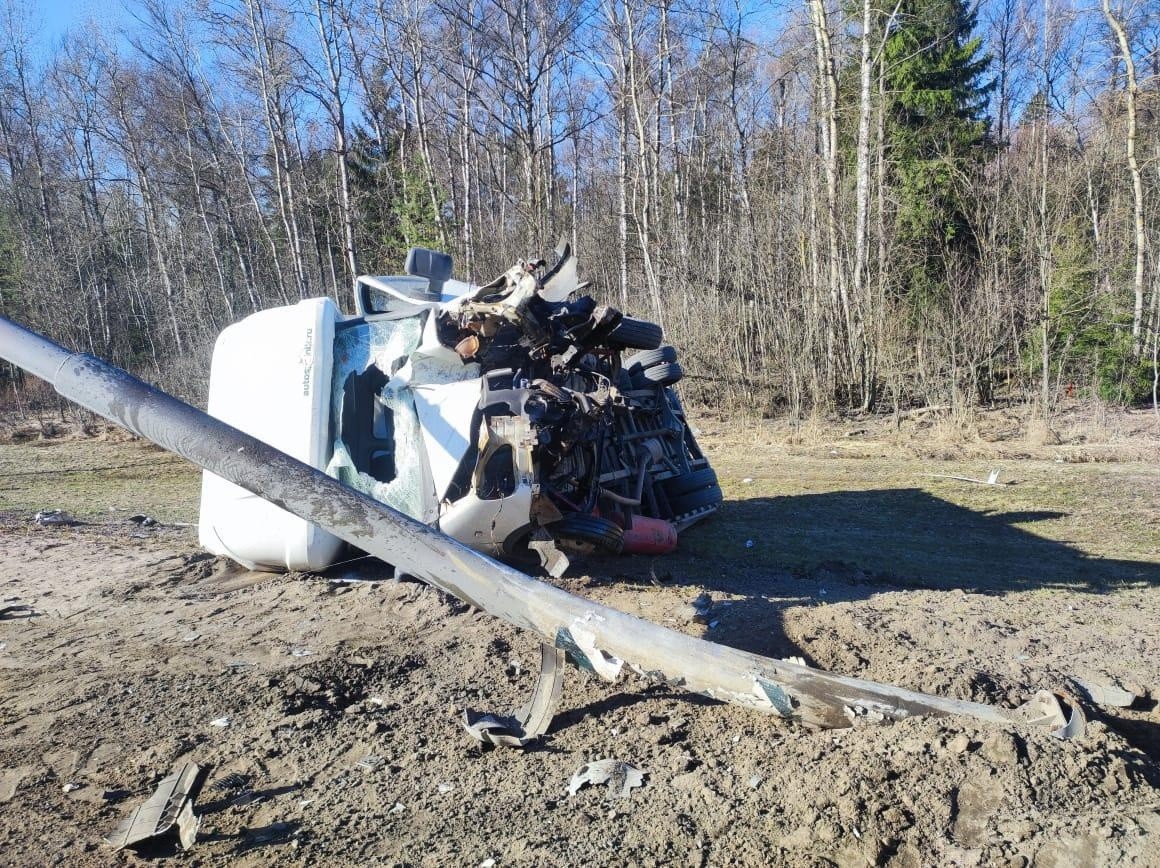 На трассе в Тверской области большегруз протаранил столб и опрокинулся