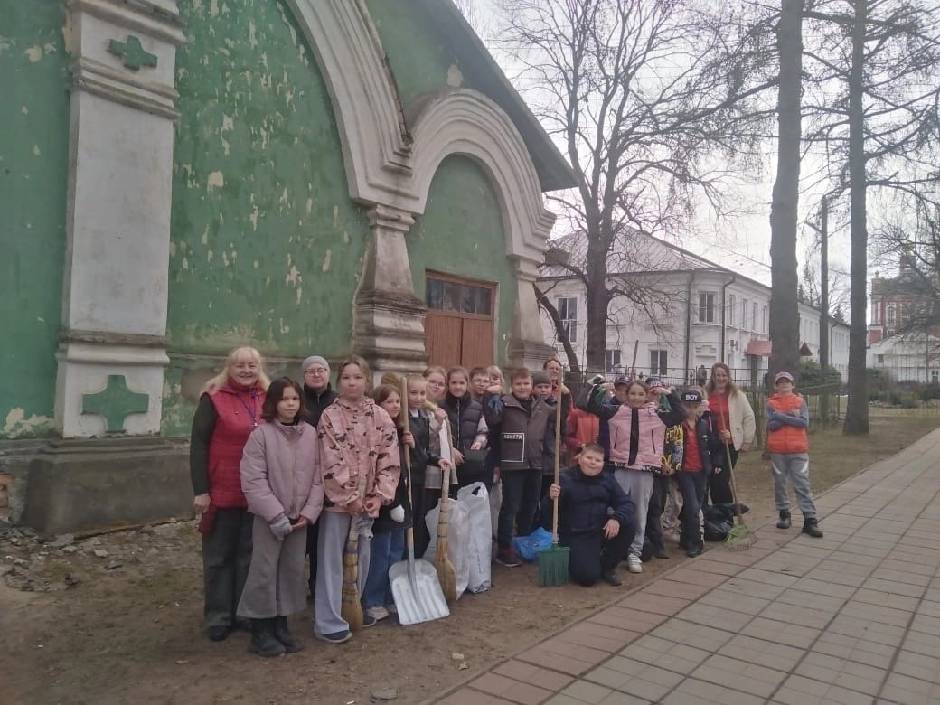 В Торопце прошёл субботник у старинного здания музея