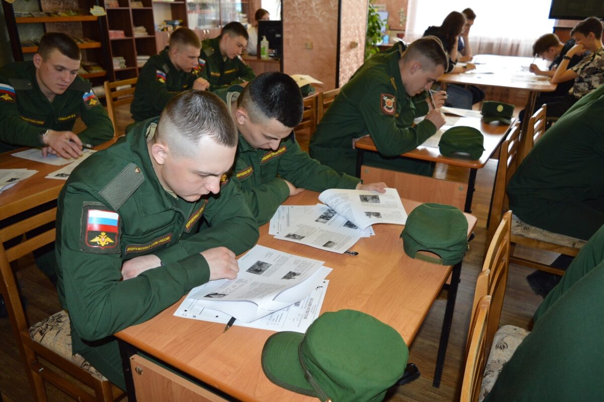 Солдаты срочники написали исторический диктант в Торопце