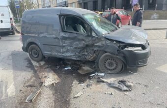 Volkswagen и Peugeot столкнулись на перекрёстке в Твери, есть пострадавший