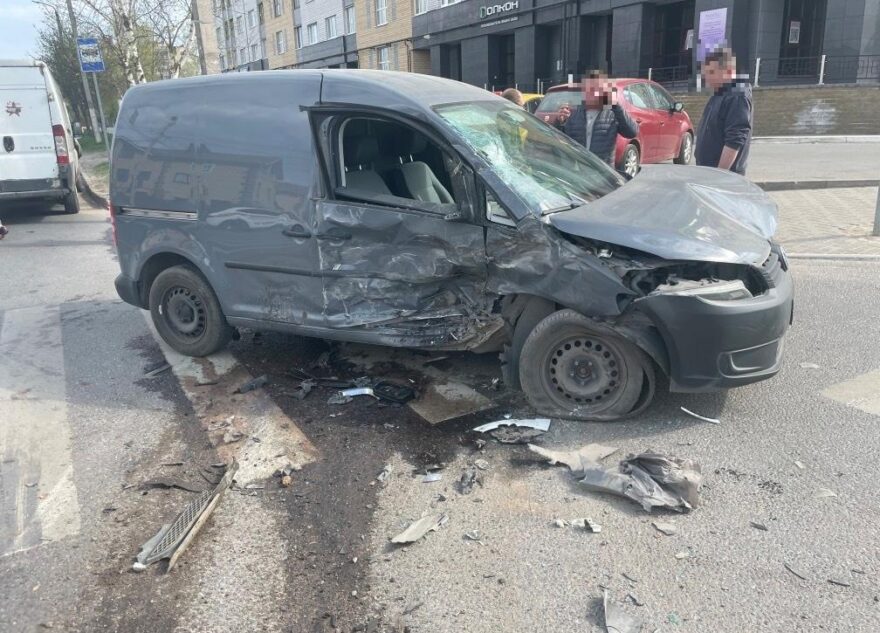 Volkswagen и Peugeot столкнулись на перекрёстке в Твери, есть пострадавший Volkswagen и Peugeot столкнулись на перекрёстке в Твери, есть пострадавший