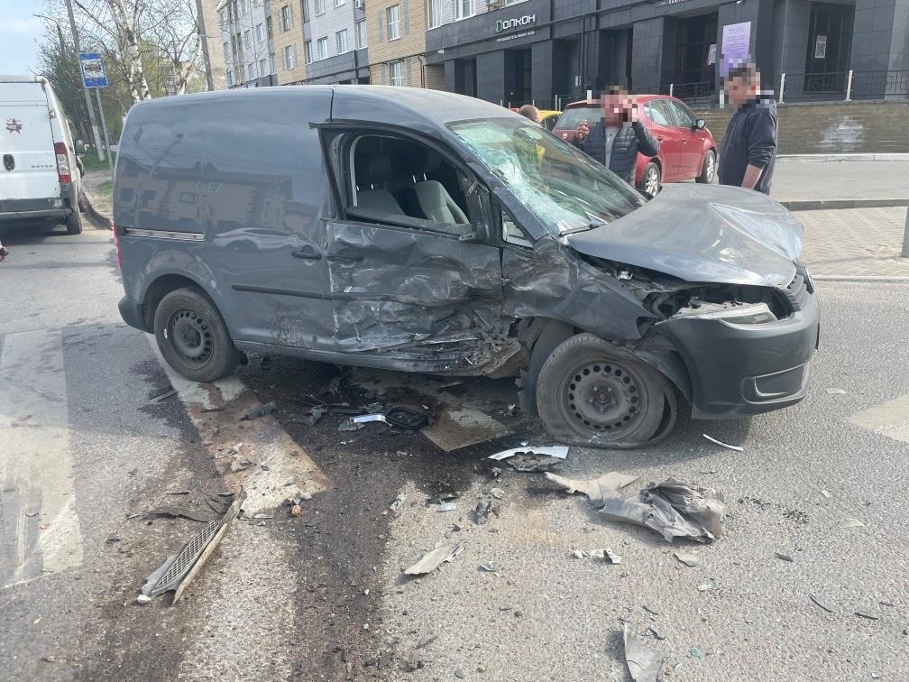 Volkswagen и Peugeot столкнулись на перекрёстке в Твери, есть пострадавший