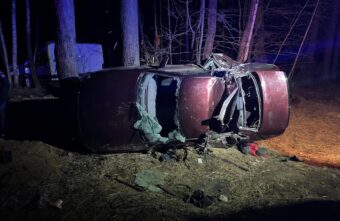 В Тверской области "Приора" врезалась в дерево и опрокинулась, есть пострадавшие В Тверской области "Приора" врезалась в дерево и опрокинулась, есть пострадавшие