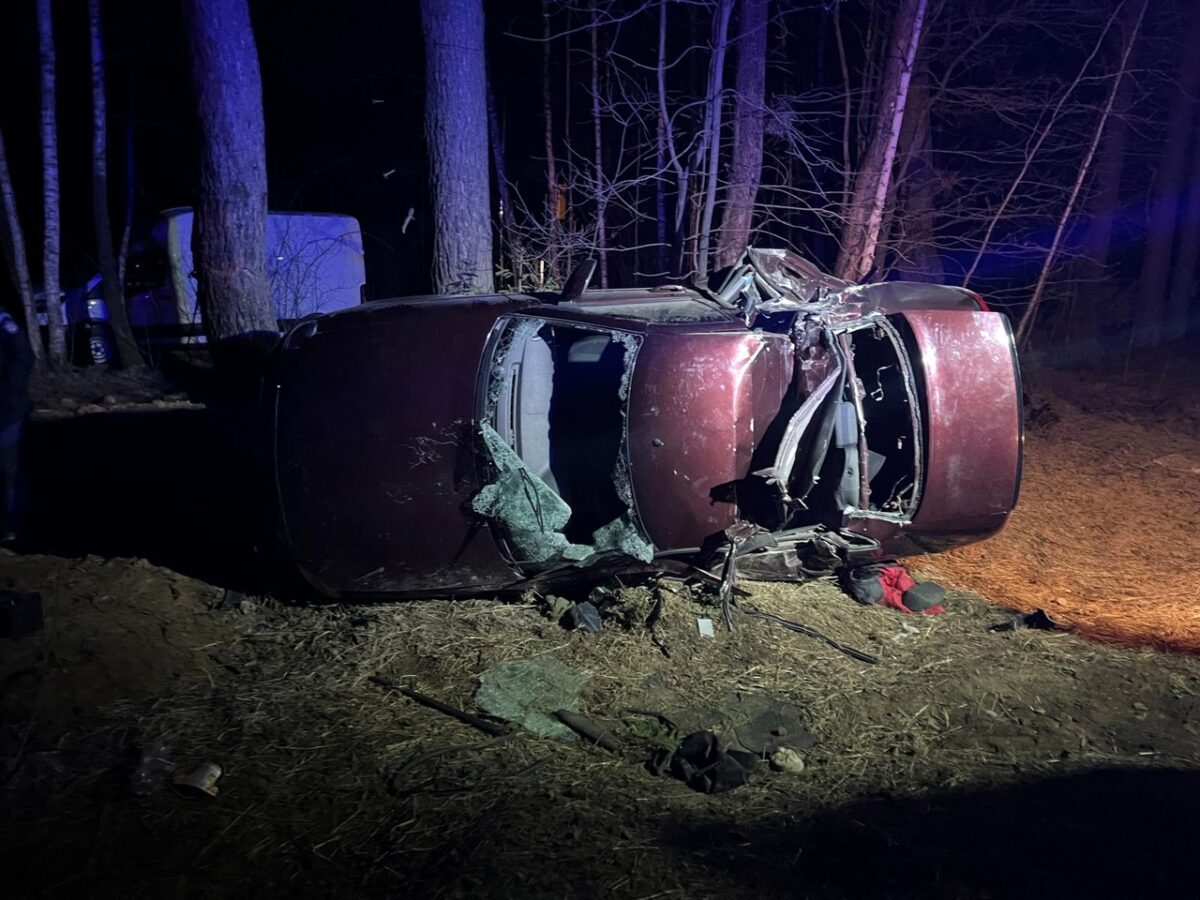 В Тверской области "Приора" врезалась в дерево и опрокинулась, есть пострадавшие