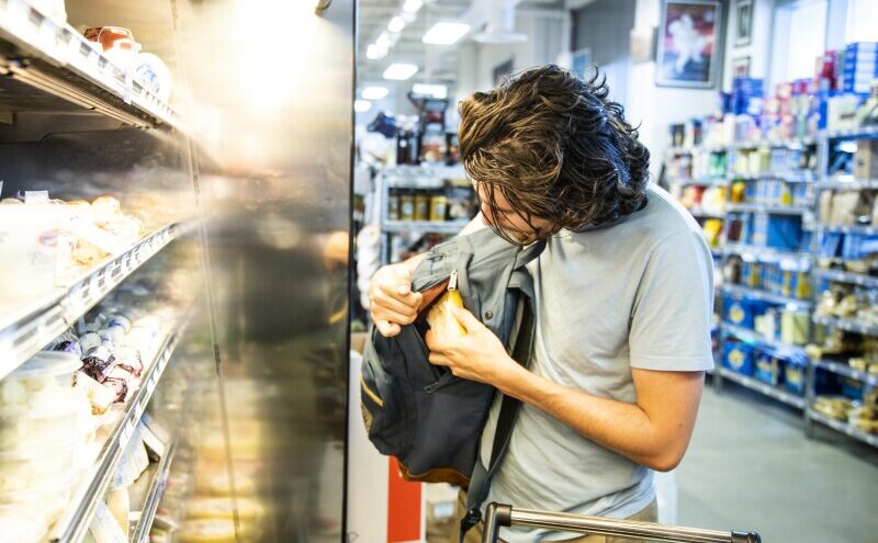 В Твери задержали воришку, решившего полакомиться форелью