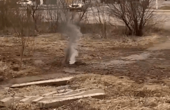 В Твери из-под земли шёл дым и вырывались столбы огня В Твери из-под земли шёл дым и вырывались столбы огня