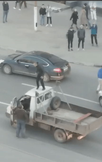 В Твери мужчина бросался под колеса и запрыгивал на крыши автомобилей