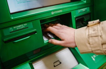 Сотрудники банка отговорили жительницу Твери переводить деньги мошенникам Сотрудники банка отговорили жительницу Твери переводить деньги мошенникам