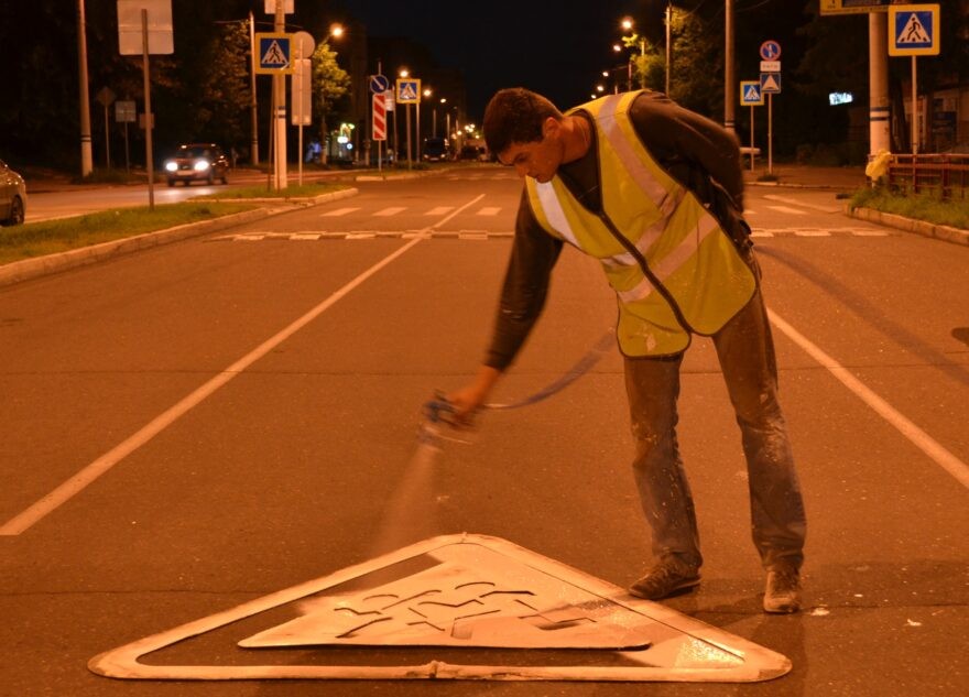 Более 20 тонн мусора убрали за неделю с дорог Твери