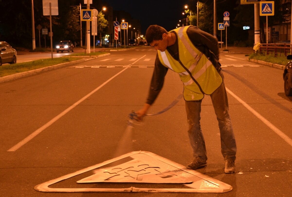Более 20 тонн мусора убрали за неделю с дорог Твери