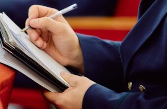 В Оленинском районе женщина поплатилась за оскорбление соседки В Оленинском районе женщина поплатилась за оскорбление соседки