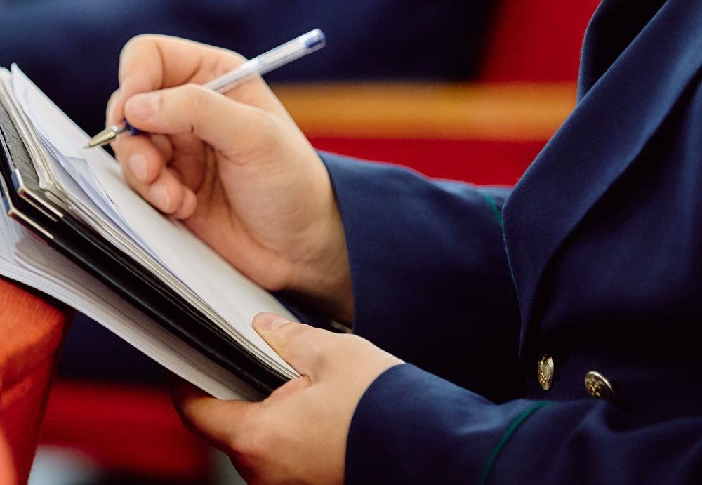 В Оленинском районе женщина поплатилась за оскорбление соседки