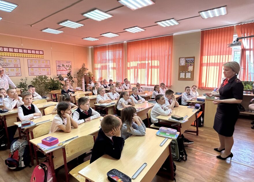В Твери сотрудники полиции провели открытый урок для школьников В Твери сотрудники полиции провели открытый урок для школьников