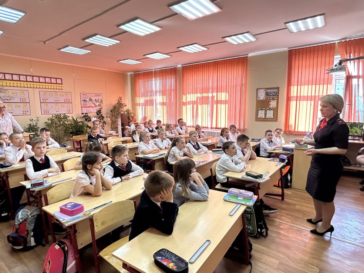 В Твери сотрудники полиции провели открытый урок для школьников