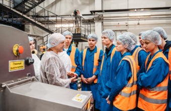 Тверские школьники побывали на предприятии, где обжаривают кофе Тверские школьники побывали на предприятии, где обжаривают кофе