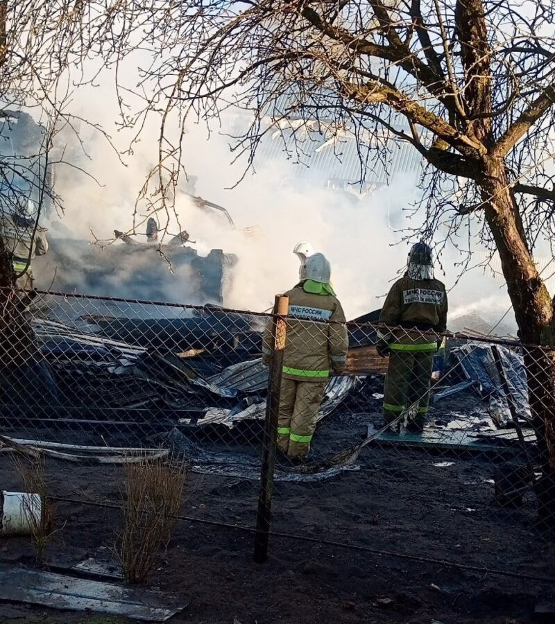 Пожарные отстояли целую улицу в Тверской области Пожарные отстояли целую улицу в Тверской области